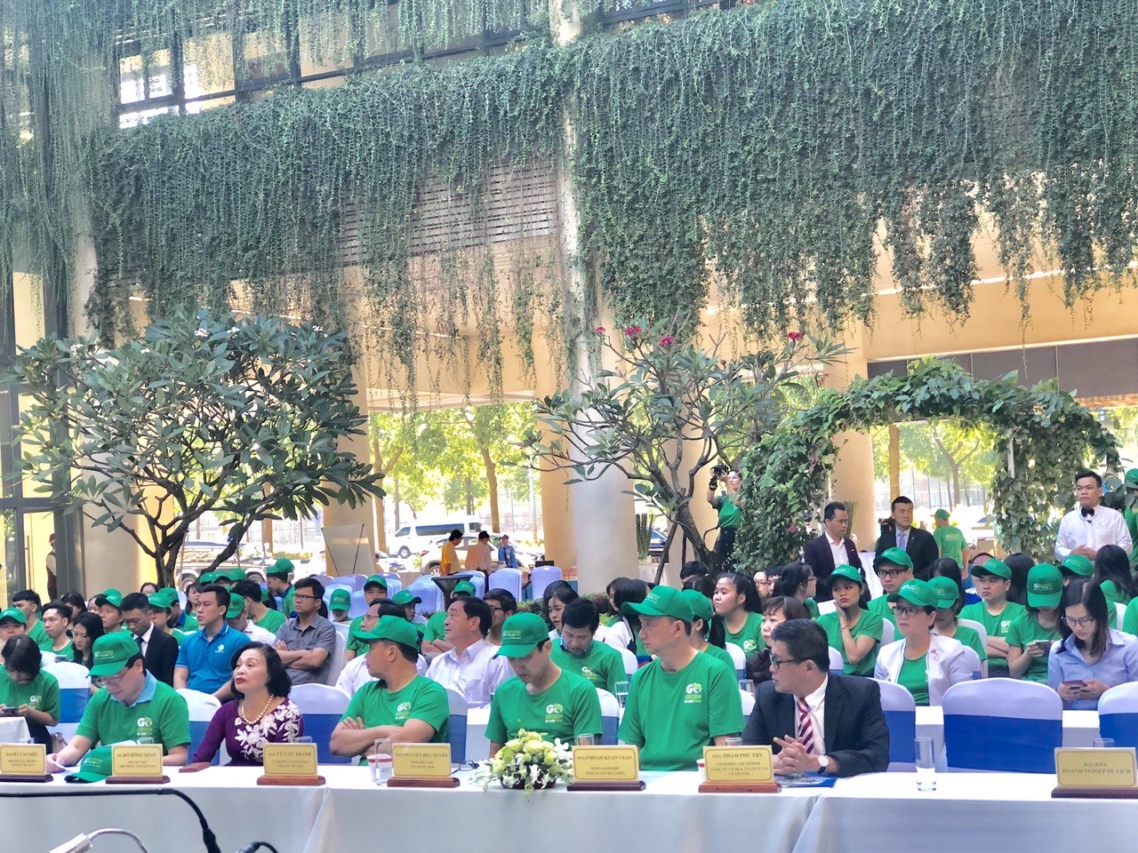 Các đại biểu tham gia Lễ phát động trong không gian xanh thuộc khuôn viên Khách sạn Becamex New City